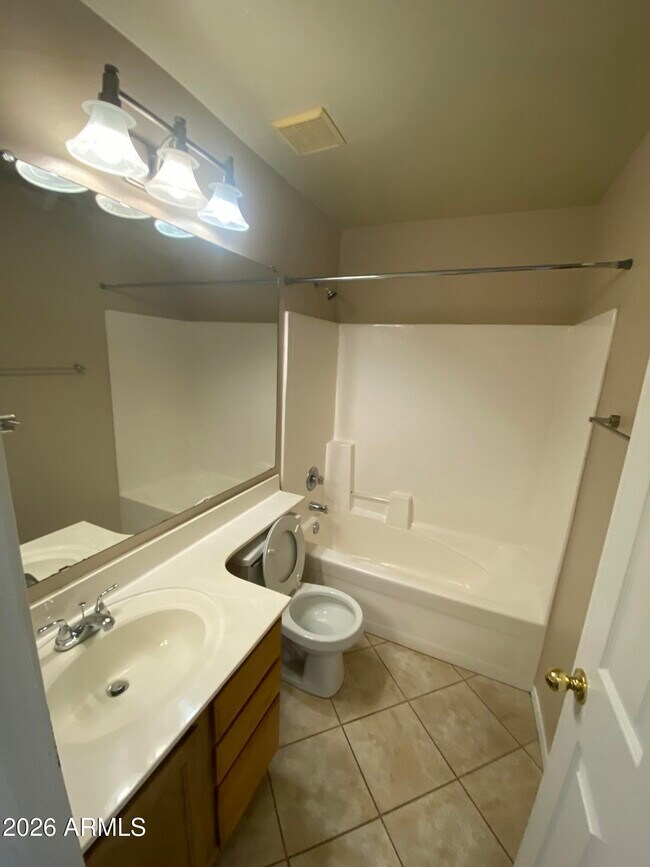 Building Photo - 2033 E Saratoga St