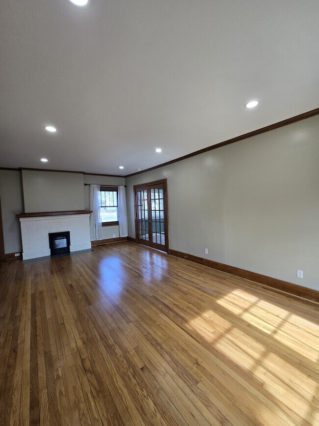 Building Photo - 1321 W Univ Ave