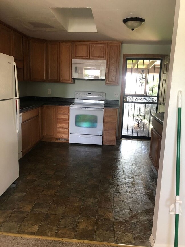 Building Photo - Half of a Duplex Available - 4 Bedroom 2 Bathroom in Lakewood