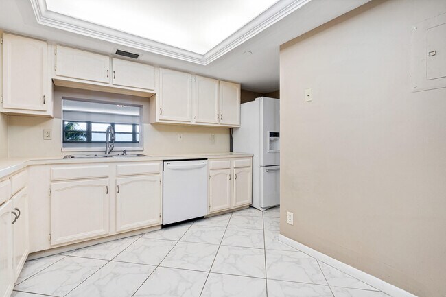 Building Photo - 3200 Port Royale Dr N
