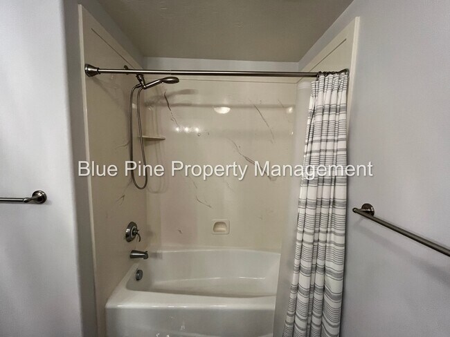 Building Photo - 8426 S Black Hawk Dr