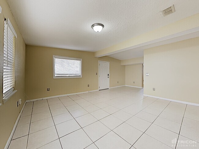 Building Photo - 803 8th Ave N