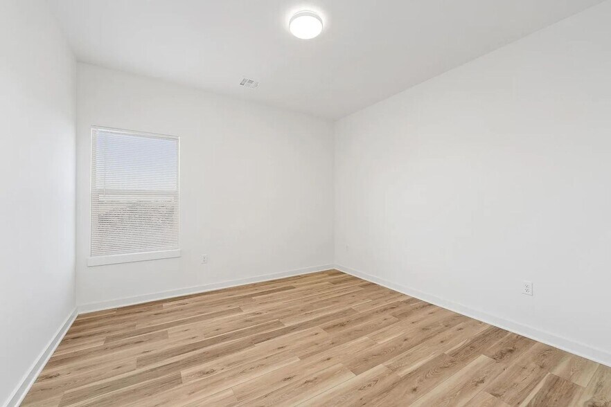 Building Photo - 2133 E Elk Rdg Ave