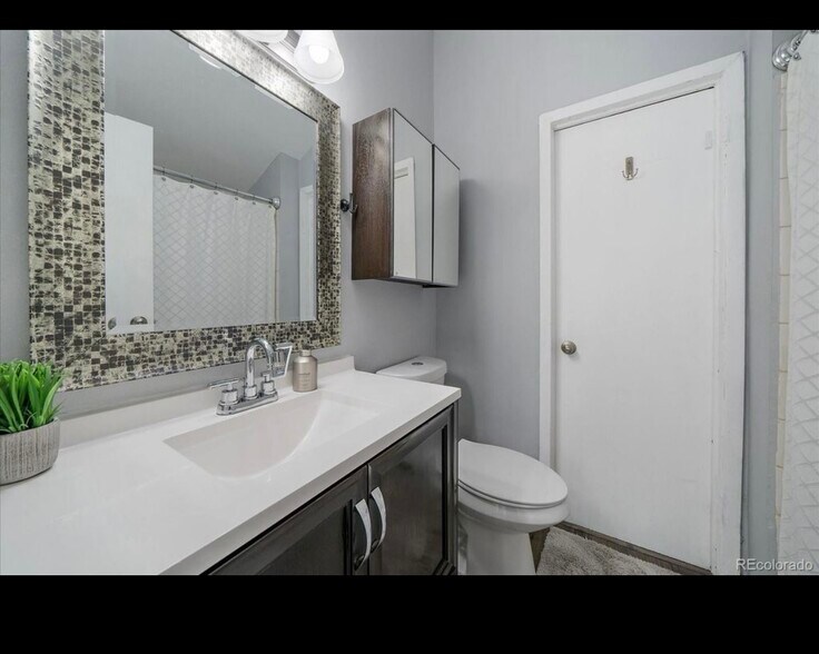 Main bathroom - 10177 E Peakview Ave