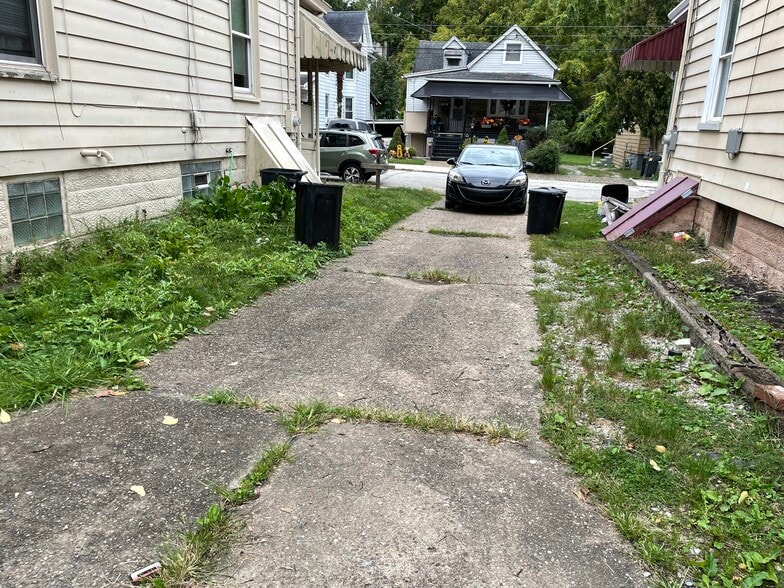 Shared driveway to rear garage - 419 Houston St