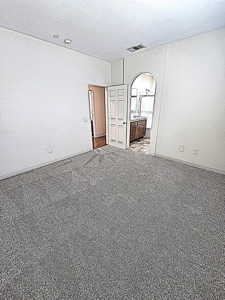 Building Photo - 3319 N Ventura Rd