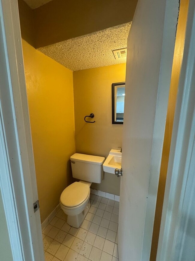 Building Photo - Large Townhome
