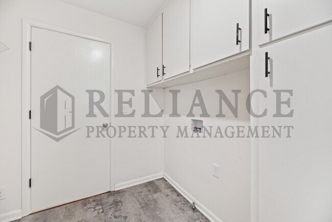Building Photo - 900 N Brownthrush Ln
