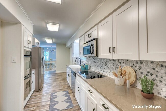Building Photo - 614 E Briarway Dr