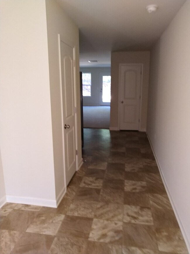 Building Photo - 3 bed/ 2.5 bath!!!