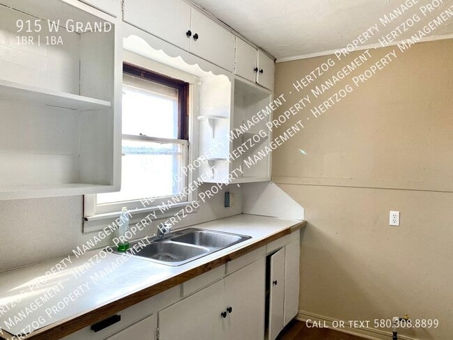 Building Photo - 915 W Grand-