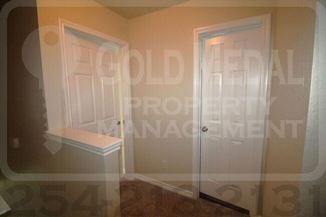 Building Photo - 4008 Cambridge Dr