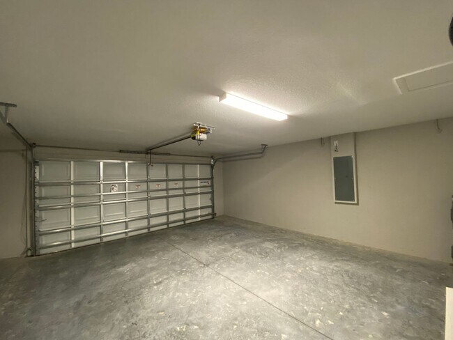 Building Photo - 13 Poplar Ln