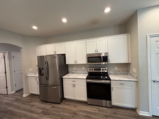 Building Photo - 4 bedroom / 3 bath in great neighborhood - WON'T LAST!