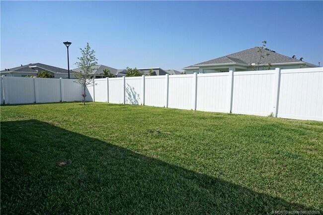 Building Photo - 14135 SW Safi Ter