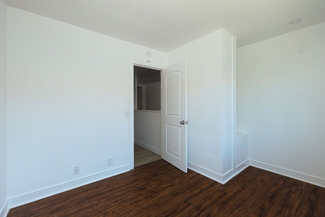 Building Photo - 2 Bedroom + 1.5 Bathroom Condo | Fashion Park Oxnard | Unfurnished