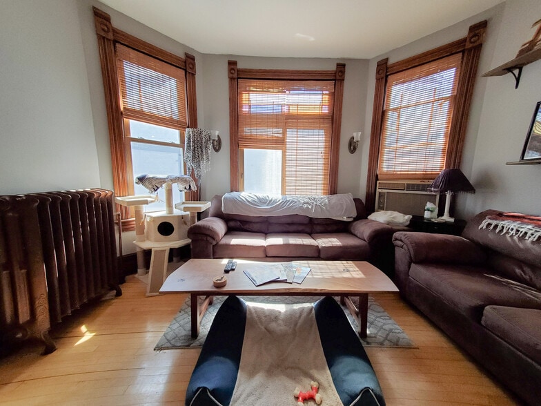 Living room - 373 Daly St