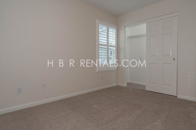 Building Photo - Comfort, Convenience & Space — Tracy Living at Its Best