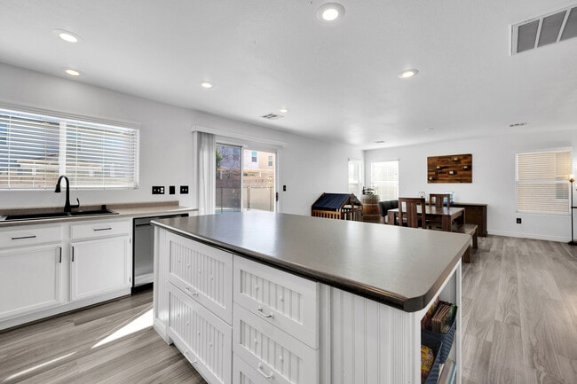 Building Photo - 11142 Romola St