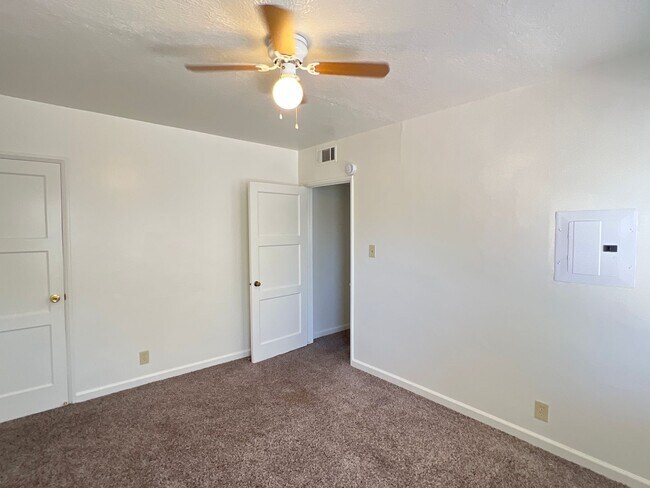Building Photo - 2912 Sunset Ave
