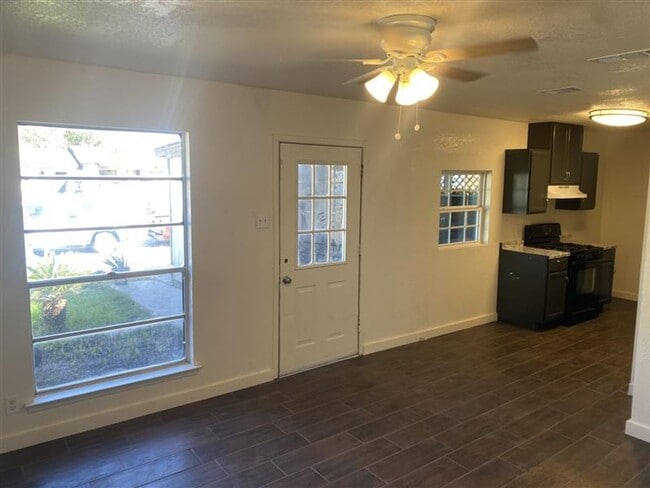 Building Photo - 2/1 Townhouse with covered parking