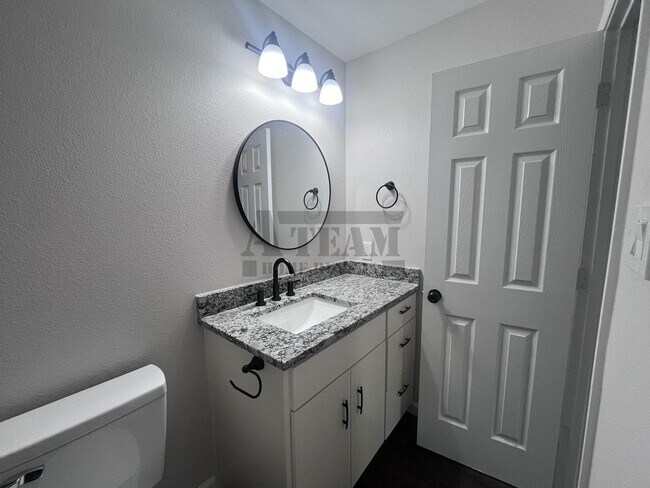 Building Photo - Beautifully updated 3-bedroom, 2-bath home