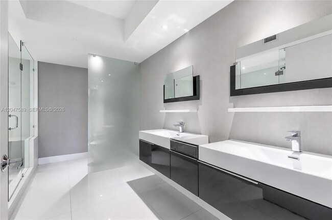 Building Photo - 17201 Collins Ave