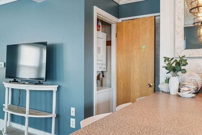 Building Photo - 2 Dover Ave