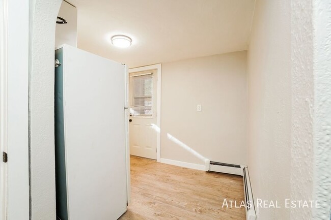 Building Photo - LARGE 1 Bedroom - Perfect Downtown Locatio...