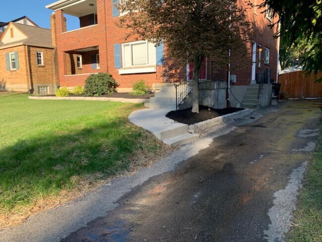 Building Photo - 6422 Fairhurst Ave