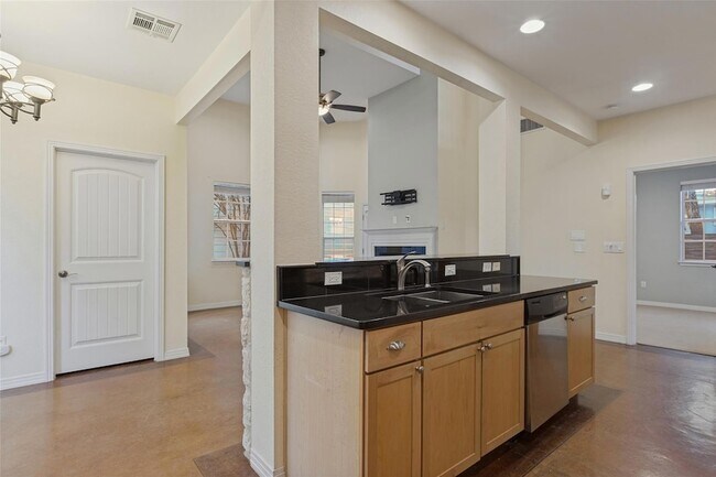 Building Photo - 1604 Walnut Ave