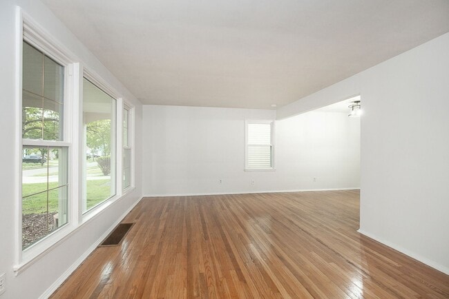 Building Photo - 3 Bed/1.5 Bath Single Family Home!