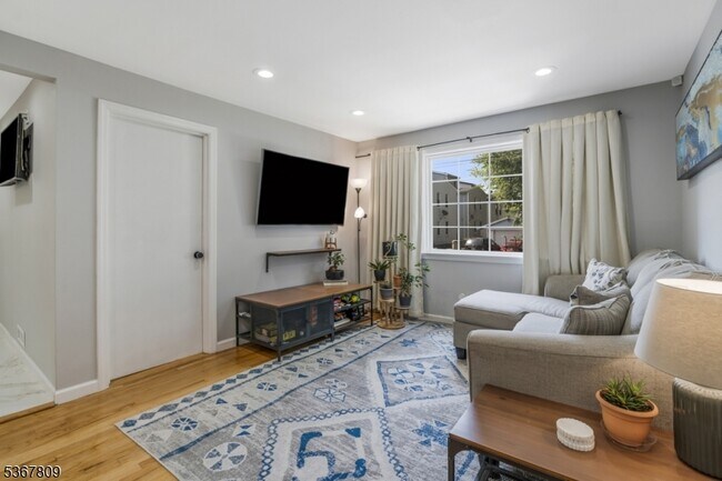 Building Photo - 9 Westervelt Pl