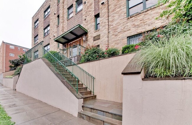 Building Photo - 2615 4th St NE