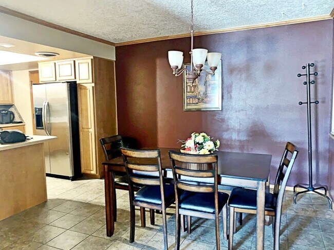 Building Photo - 3 Bedroom, 2 Bath, 2 car garage