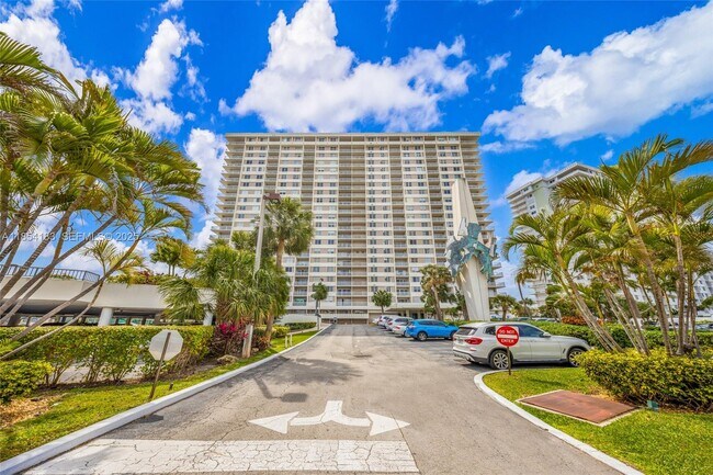 Building Photo - 300 Bayview Dr