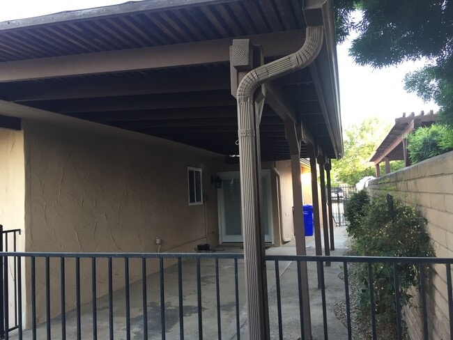 Building Photo - Charming and Close to Dining, Shopping, Gym, Theater