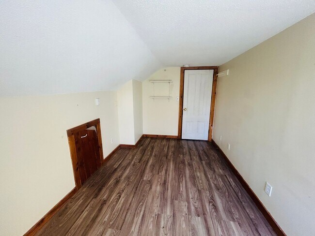 Building Photo - 156 Main St