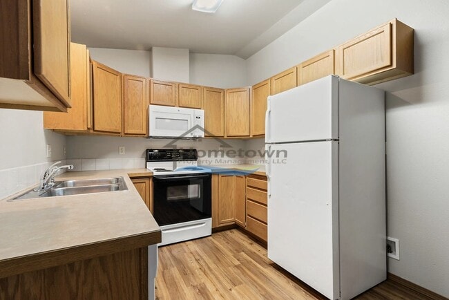 Building Photo - Two-Bed, Two-Bath Duplex with Garage in Co...