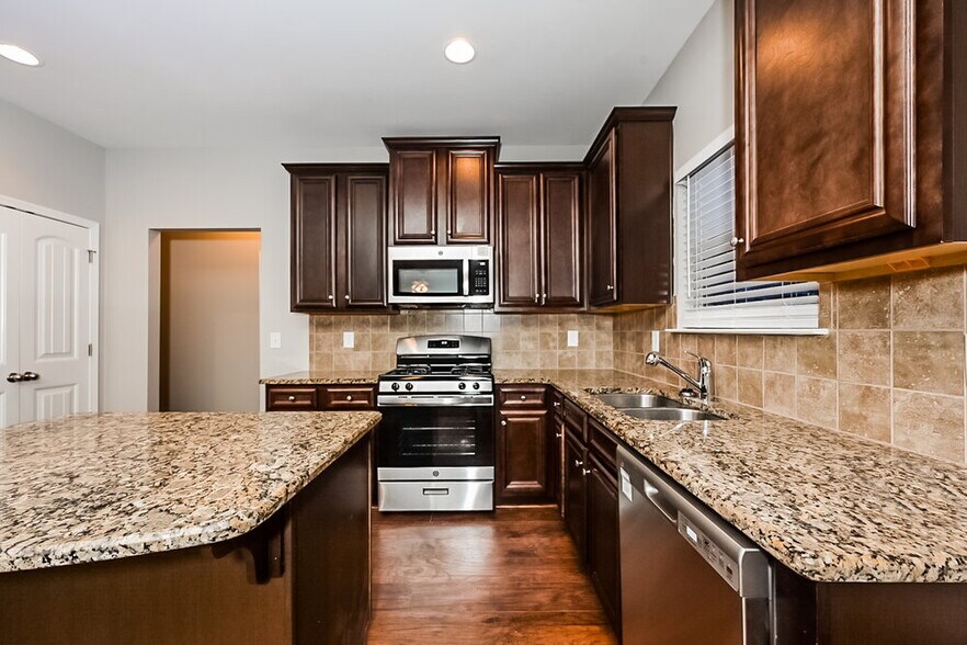 Building Photo - 559 Dahlia Dr