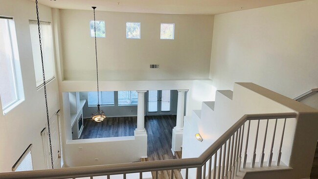 Building Photo - Spacious 2-bedroom Townhome with loft and ...