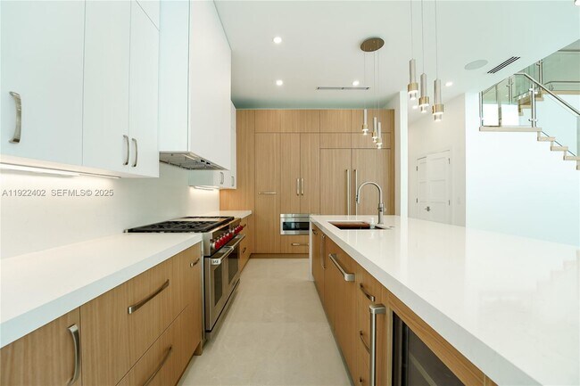 Building Photo - 333 NE Spanish Ct