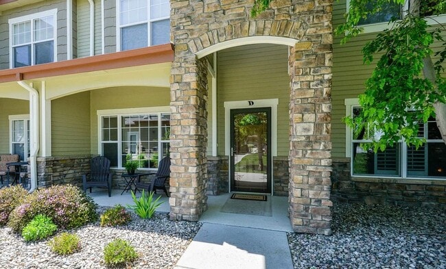 Primary Photo - Beautiful 2 Bed 2.5 Bath Condo Near Observ...