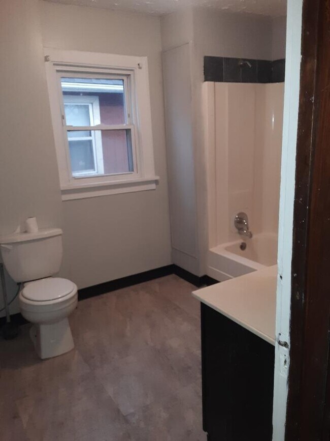 Building Photo - 4 bedroom in Akron OH 44301