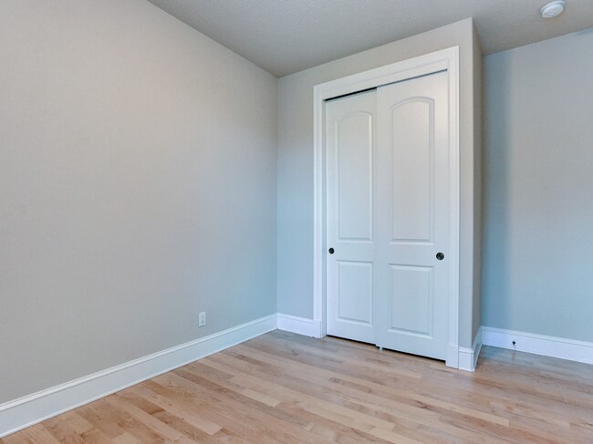 Building Photo - Pristine Spacious 3 Bedroom Lake Oswego Townhome | Skylights, High Ceilings, and Mt. Park Trails ...