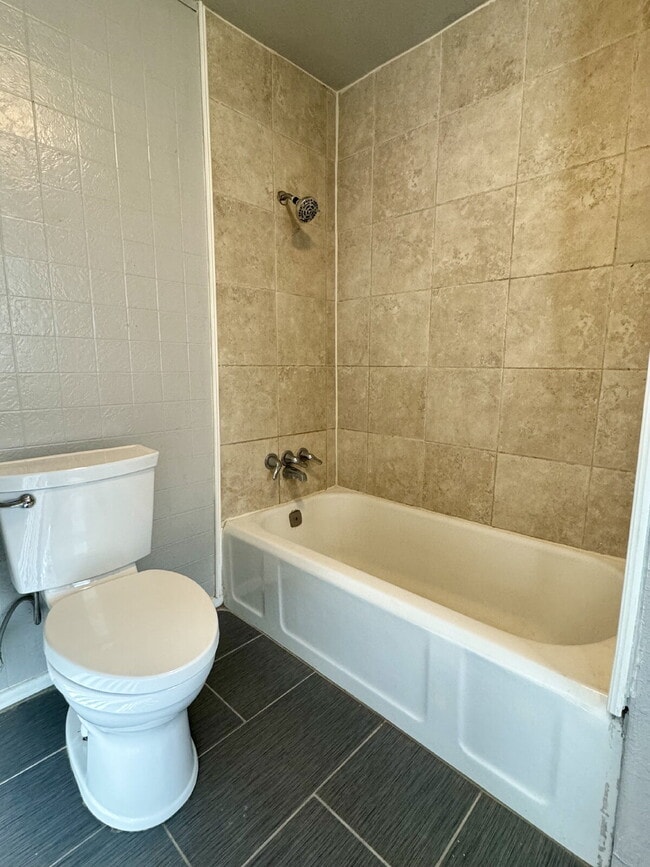 Building Photo - Perfectly Updated 1 Bedroom- very close to the university