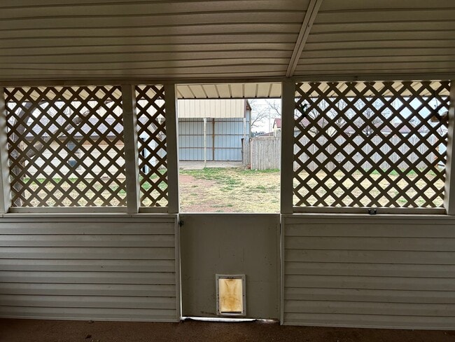 Building Photo - 1025 W Terry St