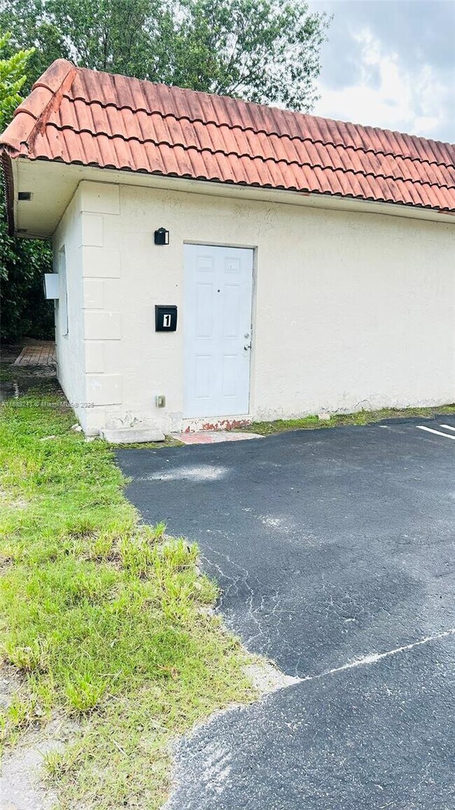 Primary Photo - 640 SW 9th Ct