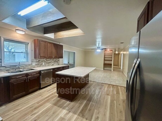 Building Photo - 2320 Melrose Ave