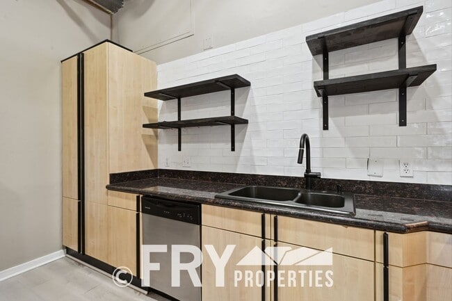 Building Photo - Ground Floor Condo in Great Uptown Location